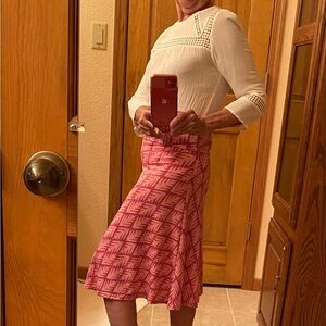 10/10$ bundle 10 (4-5$) items for 10$. LuLaRoe Pink & dark pink Patterned Skirt